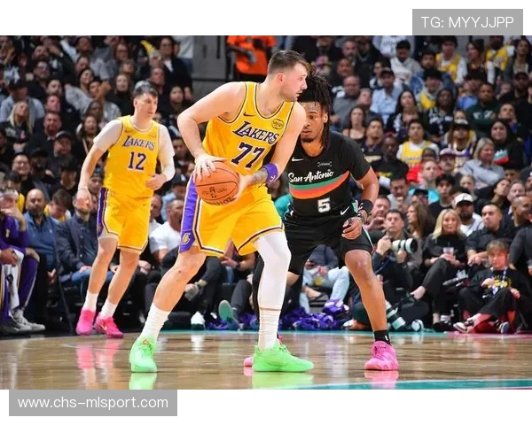 詹姆斯缺阵东契奇三双，湖人130-120热火赢得关键胜利